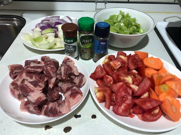 牛肋切塊。
蕃茄、胡蘿蔔切塊。
洋蔥、西洋芹切丁。