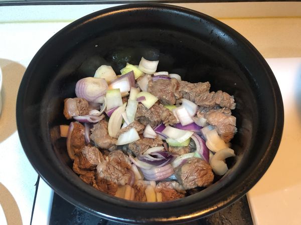 用煎炒逼出的牛油炒香洋蔥。（牛肋耐煎耐燉，控制好火侯，不須將牛肋先取出）