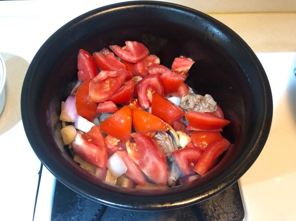 依序加入蕃茄、西洋芹和胡蘿蔔翻炒。