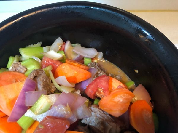 洋蔥、蕃茄、西洋芹極易出水，不須再加入多餘的水喔！