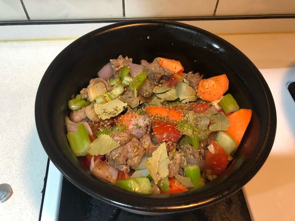 放入月桂葉和大方撒上綜合香料後翻炒。