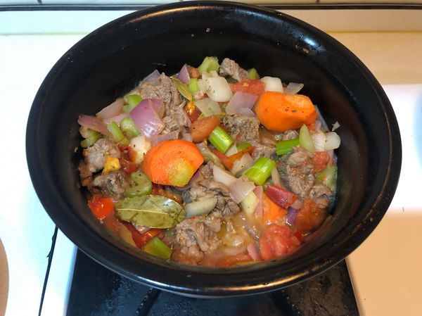 中途開蓋翻炒
酌加少許鹽巴和糖調味。