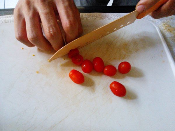 先將蕃茄切半，我在這裡用的是聖女蕃茄；一般牛蕃茄也可以。去不去皮視各人喜好而定，我自己是沒有去皮。