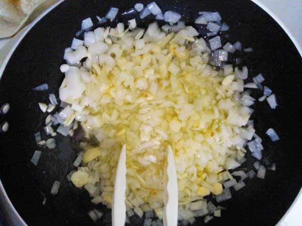 洋蔥和蒜末切丁，熱油鍋加入翻炒至洋蔥變透明。