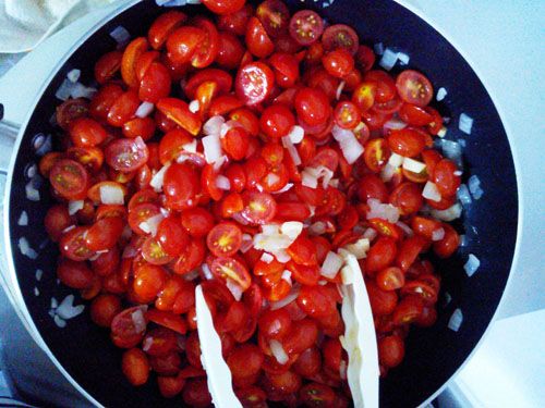 加入蕃茄拌炒至蕃茄出水，油會變橘紅，表示茄紅素煮出來了。接著在加入水小燉煮30分。