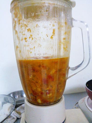 煮至軟嫩的蕃茄放入果汁機裡打勻