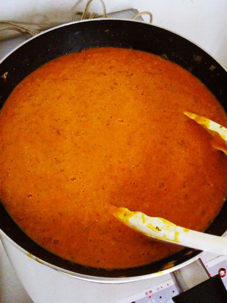 倒回鍋中，以中小火的方式煮滾。此時可加入【調味料】。