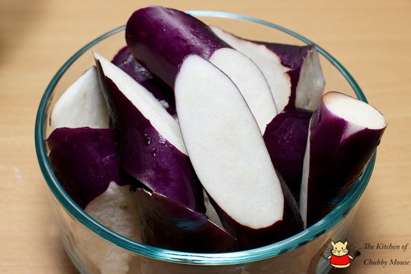 茄子切滾刀塊，用180度的高溫油炸至皮有點皺皺的，拿起來瀝油備用。