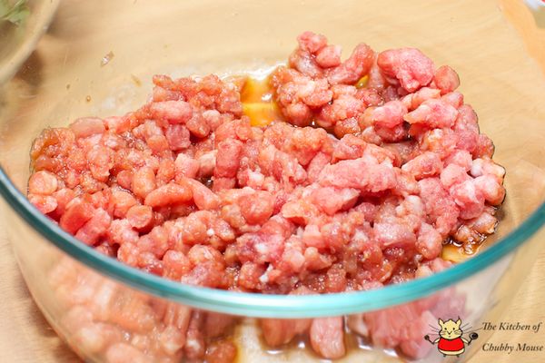 豬絞肉用1匙醬油、鹽巴、米酒醃一下。