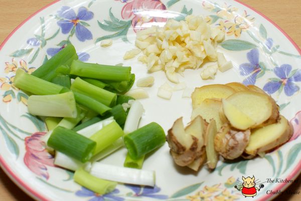 蔥切段、蒜切末、姜切片。