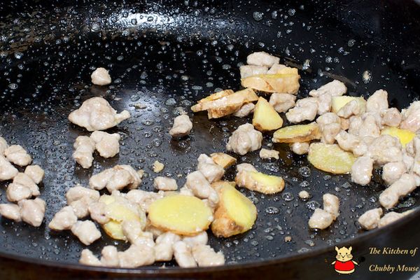 起油鍋先編香薑片，加入豬絞肉炒出肉香味。