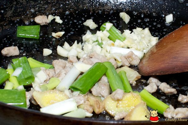 加入蔥蒜炒出香味~