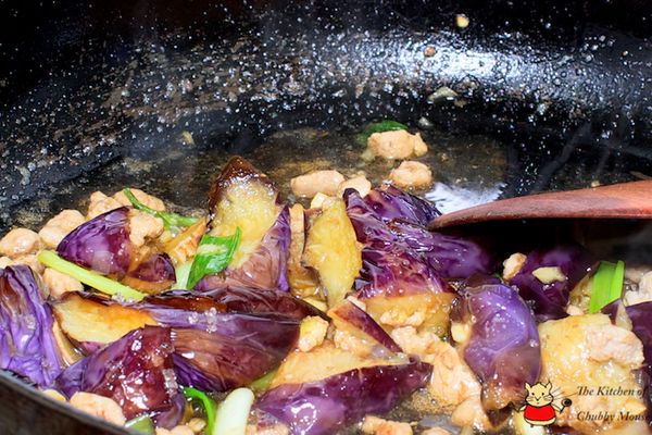 加入1匙醬油炒一下，下糖、一點點的水，稍微煨煮入味。