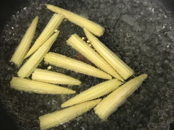 玉米筍洗淨，川燙到熟撈起備用❤️