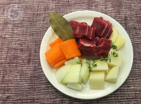 將主、附食材洗淨切塊備用。