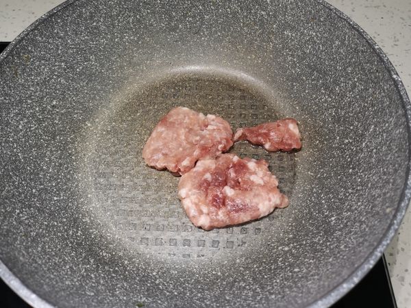 下油放入適量絞肉（隨自己喜好的量，不然料包上有比例）