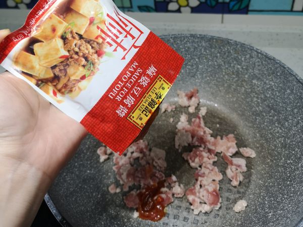 翻炒一下加入麻婆豆腐醬