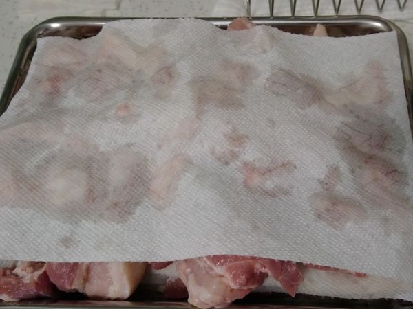 1、請肉攤幫忙把肉切稍大塊一些，清洗肉的時候邊注意肉塊大小是否過大，若過大再自行分切。
2、洗好的肉塊用廚房紙巾雙面擦乾，避免等等煎肉時油爆。