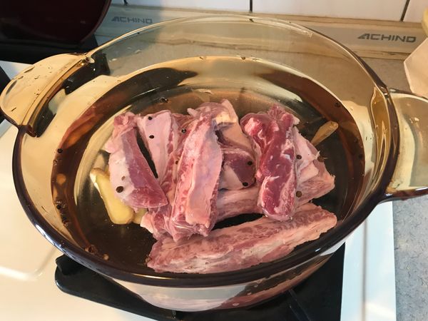 牛腩或牛腱洗淨，加入薑片、適量白胡椒及花椒（可省略）少許鹽及適量米酒，入鍋川燙至血渣浮起，熄火！