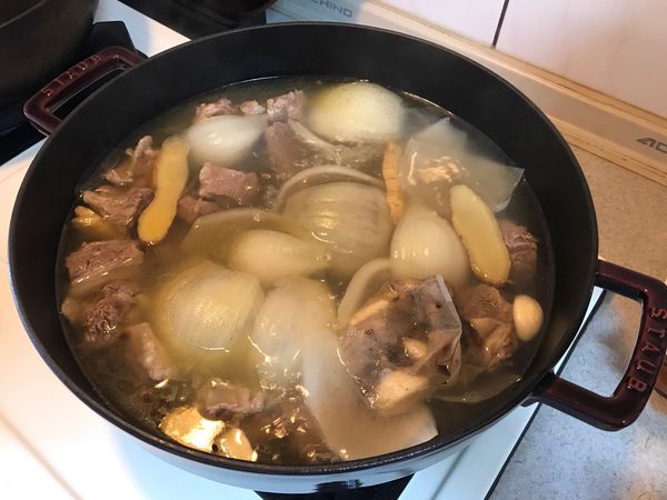 川燙後牛腩或牛腱略沖洗，牛腩切好後(牛腱可先不切，燉煮好後再起鍋切片)，加入洋蔥、2-3支蔥(綁起來不用切，可省略)，花椒、白胡椒適量裝入滷包袋，米酒適量，中大火煮滾後，小火蓋鍋蓋悶煮30分鐘！