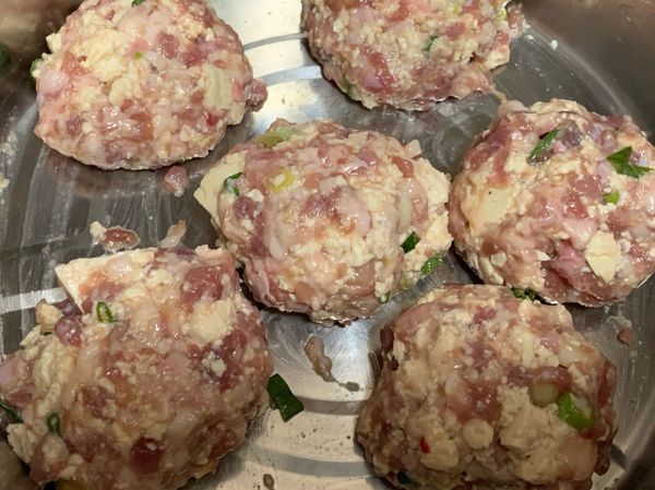 絞肉加上所有調味料攪拌均勻，板豆腐壓碎拌入。製作肉球。過去使用煎鍋將肉球外皮略煎定型，這次使用氣炸鍋，方便又省事（160度15分鐘)。