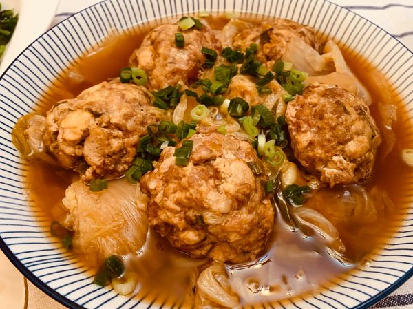 稍帶甜味的白菜獅子頭完成了，盛盤開動了！