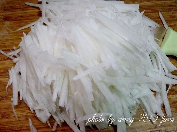 利用蒸干貝的時間來處理其它食材，將乾香菇、蝦米泡水，臘腸用熱水略為川燙後切丁，蘿蔔切成細條狀~