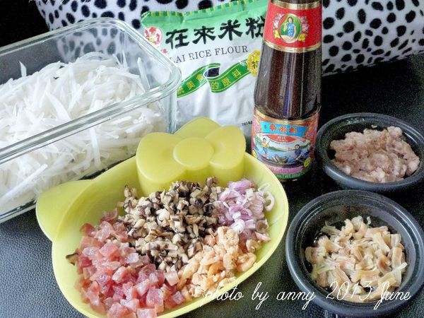 將泡軟的乾香菇、蝦米切成小丁，紅蔥頭切末，豬絞肉用點酒、胡椒粉略醃去腥備用~