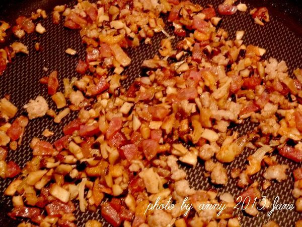 起一油鍋依序將臘腸、紅蔥頭、乾香菇、蝦米、豬絞肉、干貝炒出香味~