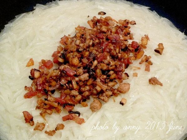 用同一鍋具放入蘿蔔、水450c.c中大火煮滾後，再約煮10分鐘將蘿蔔煮軟透明，再將炒好的配料3/4放入一起拌勻，可試一下味道依個人需求再調味~