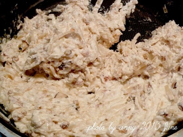 將7步驟倒入鍋中後，同蘿蔔、炒料翻炒至糊狀均勻關火~