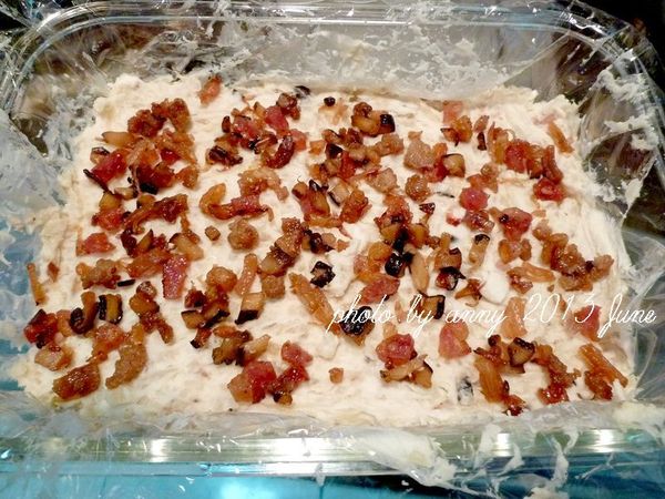 倒入鋪有年糕紙的容器中，將預留的1/4炒好配料鋪放上面，用3杯水蒸煮約1小時(上面可用錫箔紙or烘焙紙蓋上防止水蒸氣)，電鍋跳起後可用筷子插入蘿蔔糕，不沾粘筷子即可~