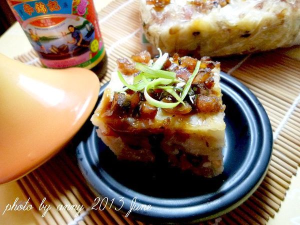 蒸好的蘿蔔糕不要急著脫模呦~略為放涼後才能定型，當天蒸好即可切塊沾醬食用囉~上桌品嚐^o^