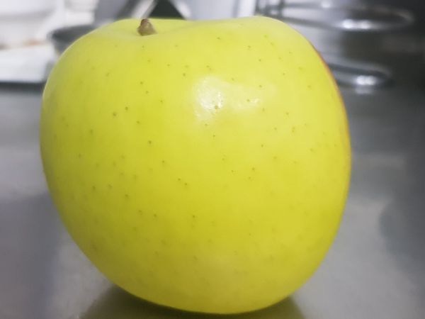 青蘋果去皮，去籽，切片。
PS.無法判斷是否有機，一定要把果皮削掉，去籽去皮，讓農藥或是保鮮劑的成份，儘可能的降低。