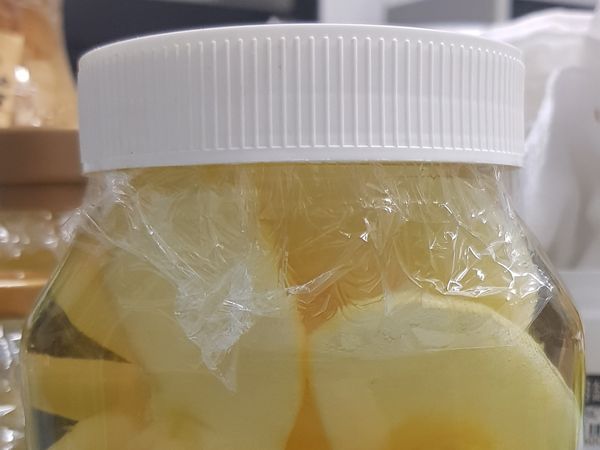 加滿糯米醋後，封口加蓋，等待90天後，熟成青蘋果醋。