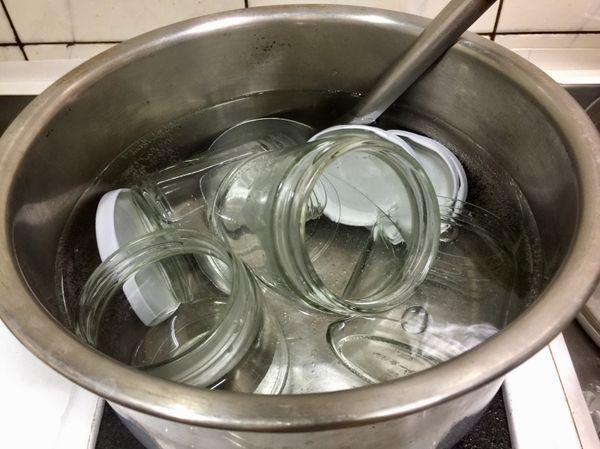 容器和過程將使用的湯杓、漏斗均以開水煮過以消毒殺菌