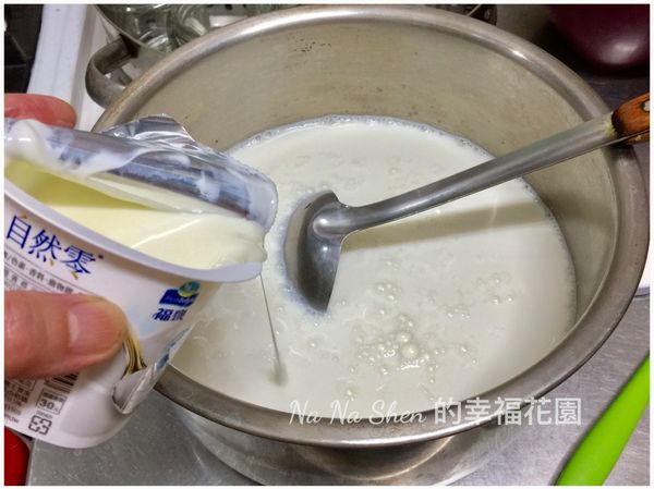 先倒入少量鮮奶，與煉乳、市售優格攪拌均勻後再加入剩下的鮮奶ㄧ起拌勻