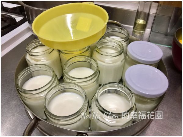 玻璃瓶排放於蒸籠上，然後將拌勻的鮮奶均分裝入瓶子裡