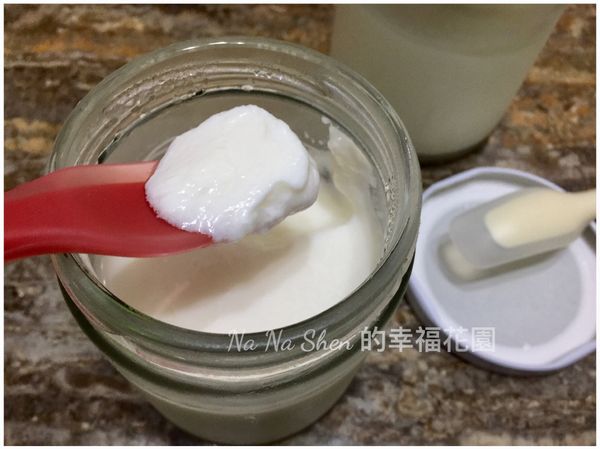 成品冷藏後食用風味更佳👍
冷藏可以確保菌的活力不死！
【註】：最後可以留下一瓶自製優格，用相同的手法製作下一批。