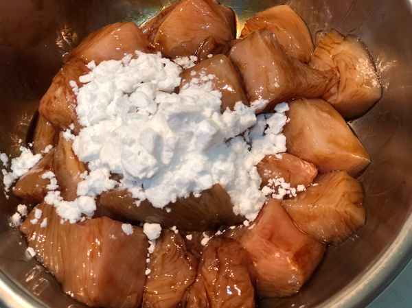 雞胸肉切三公分大丁（切太大不好熟），用醃料拌勻冷藏醃漬10分鐘或隔夜。