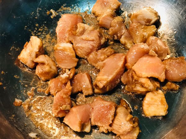 熱鍋後加入油，將雞胸肉煎到近乎全熟或全熟後，起鍋備用。