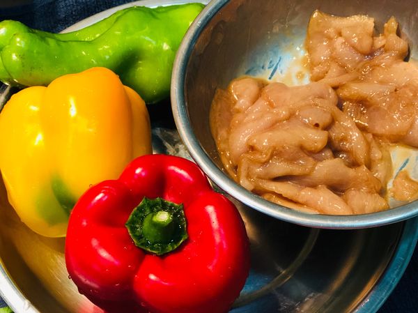 彩椒切成三公分菱形片備用。