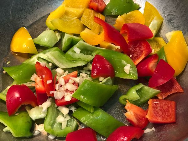 可以先下油將蒜末爆香，今天不爆香。
將蒜末、一大匙橄欖油、3分之1碗水及調味料（柴魚粉）下鍋。

下彩椒片，無需翻炒，蓋上鍋蓋開大火煮1分鐘。