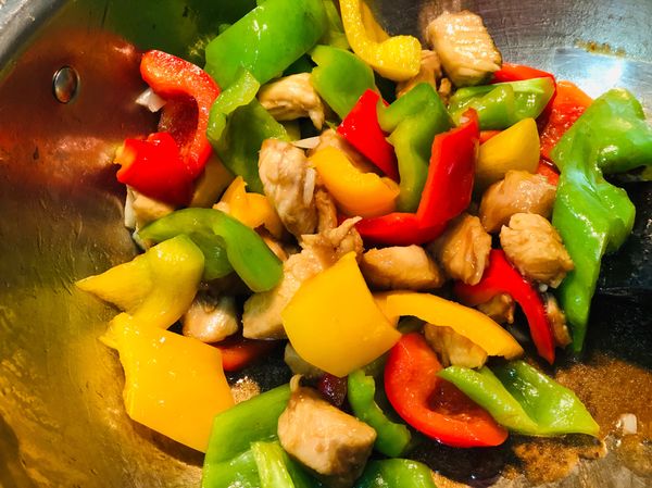 掀開蓋子，從鍋邊加入醬油炒香，再加入炒熟的雞肉翻炒均勻。