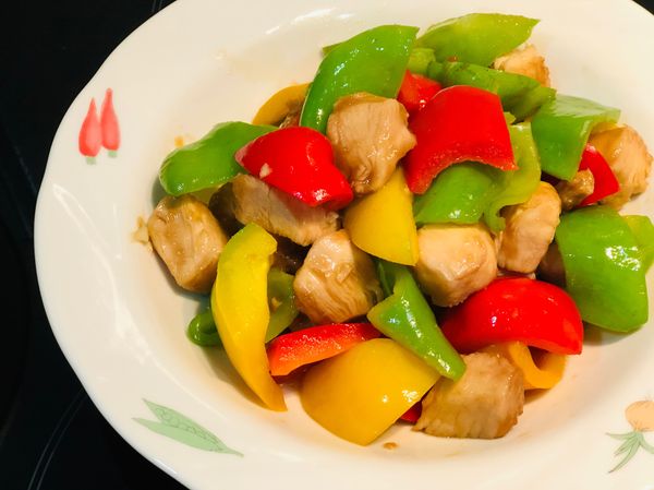 醬香味濃郁的彩椒炒雞球就完成囉！

更多料理～來逛逛我的Facebook粉絲專頁吧！ https://www.facebook.com/jessica.love.cooking/