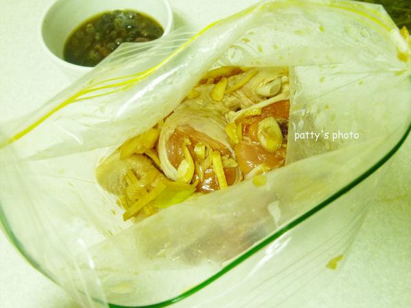 雞腿肉切小塊，再以[醃料]醃，至少30分鐘。