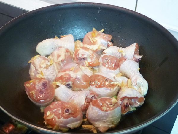 熱油鍋，下雞腿肉煎至兩面金黃。為讓成品看起來乾淨，醃料盡量挑出來。