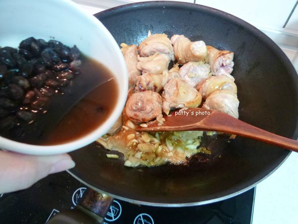 倒入豆豉汁。豆豉已經沒味道了，可以不用下鍋。