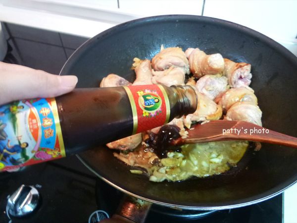 加入李錦記舊庄特級蠔油，拌炒一下。李錦記創建至今125年！「李錦記舊庄特級蠔油」掌握蠔油頂級祕方，堅持採用上等鮮蠔提煉，確保每一滴都是精華所在，鮮蠔味濃郁，至鮮至純，堪稱蠔油之極品。