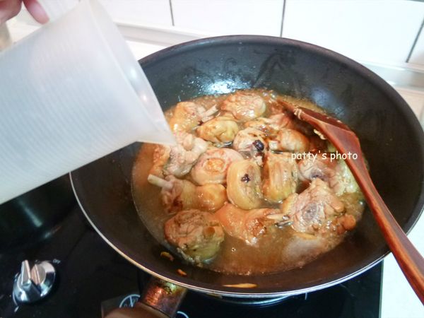 再倒入水，約淹過雞肉。